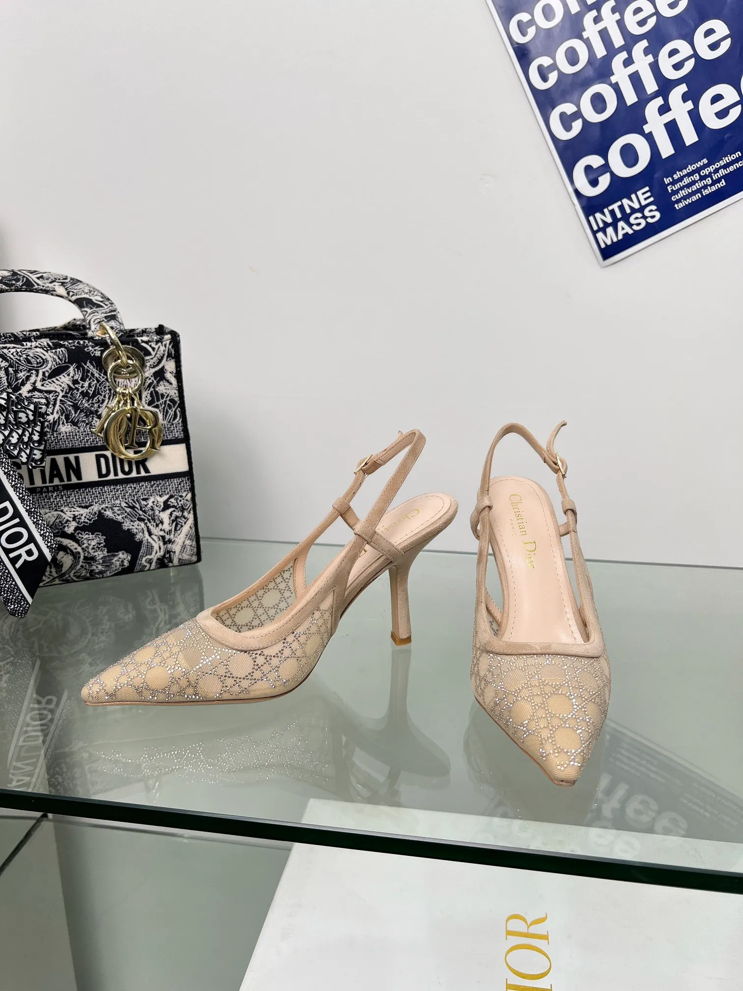 👟👟Ex-factory price 560👟👟Dior 2025 spring and summer catwalk new style bling...bling...crystal shoes Capture one-line high-heeled Mule women's shoes Star same rhinestone square toe cannage pattern cat heel slippers The top high-end version on the market Exclusive sale Material: original custom mesh inlaid with hot Australian rhinestones + water-dyed sheepskin feet + original molded hardware buckles + Italian leather outsole Heel height: 6.5CM/9.5CM size: 33-44 (33.34.40.41.42.43.44 is custom-made and cannot be returned or exchanged)